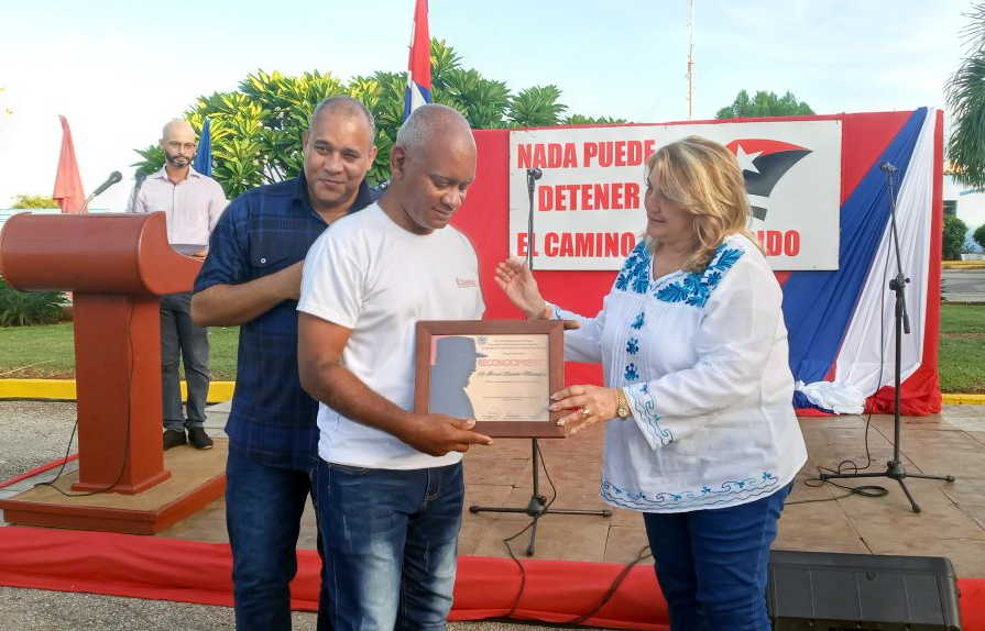Celebró Trinidad aniversario 65 de la victoria sobre la conspiración trujillista (+fotos): Las máximas autoridades del Partido y del Gobierno en la provincia presidieron el acto en el que se rememoró la presencia en el sureño territorio del… dlvr.it/TBtGHk <a href="/escambraycu/">Escambray</a>