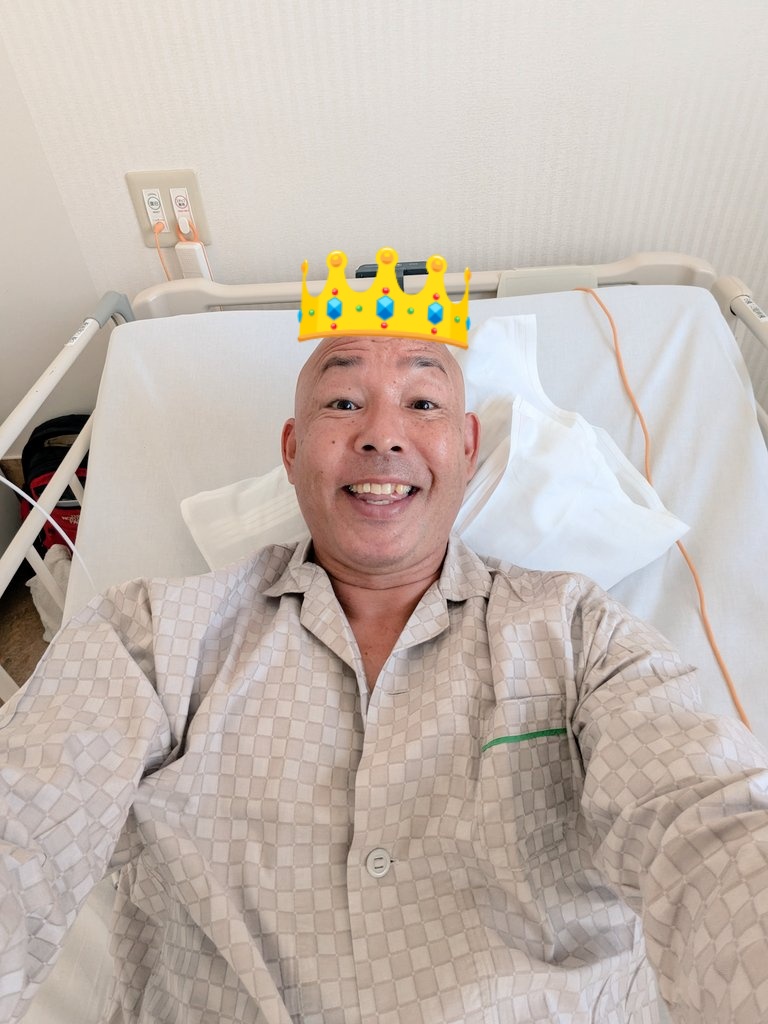 TOMATOBOOZ's tweet photo. まあ４月からわかってた���ど。
直径３センチの腫瘍が神経と脳を圧迫して、顔が��びれてるらしい😱

それを今から頭開けて手術をします。

俺を好き🩷
って人は「戻って来て〜抱いて〜❗️」って。
嫌いな人は「死んでくれ❗️」って念を送って😄

どちらも今まで絡んでくれた人には感謝しかないです。 https://t.co/mPCtEqiQpp