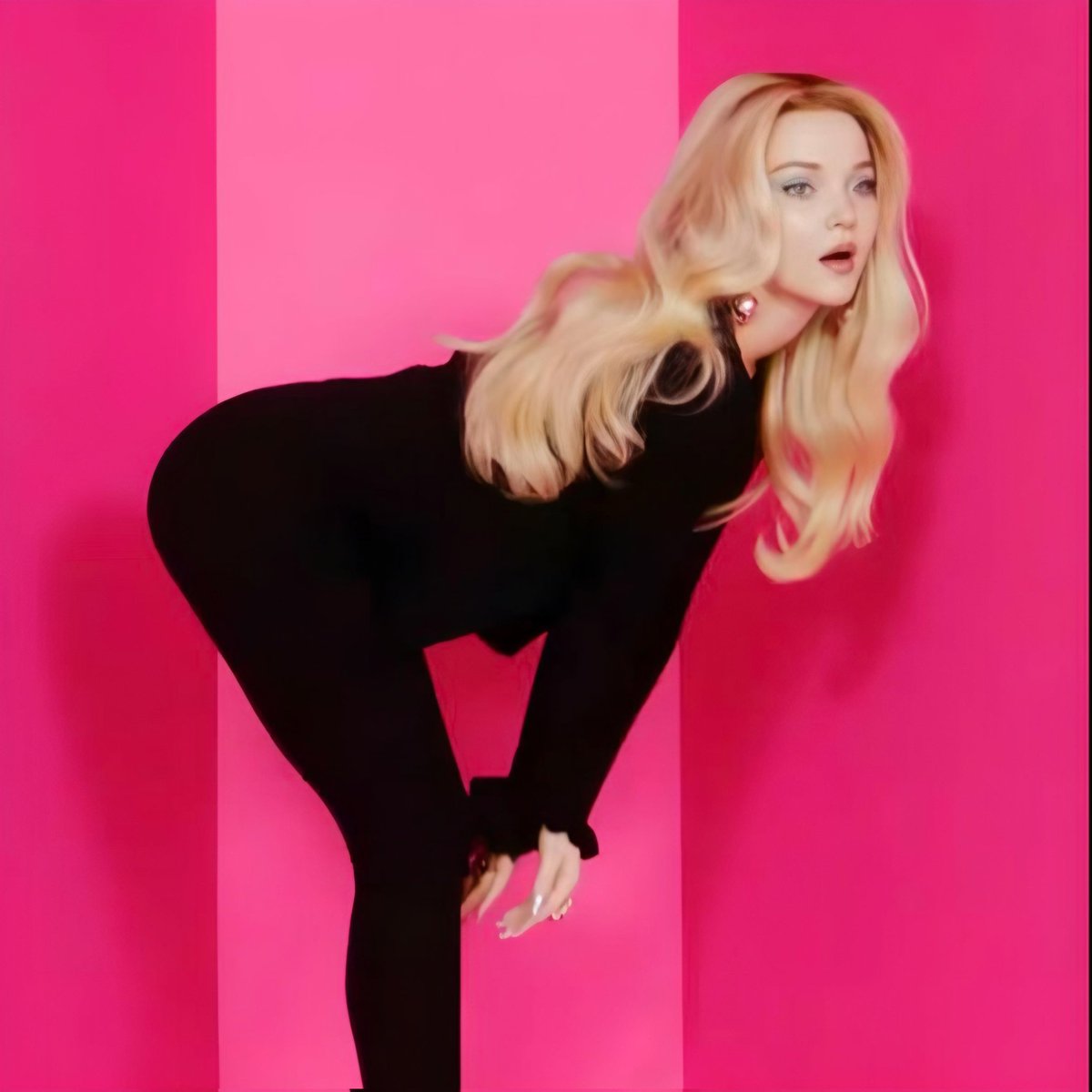 🚨 Iallyssa processa Madelaine por plágio de “Hot Pink”  em “Look At Me!”, single de estreia da cantora.