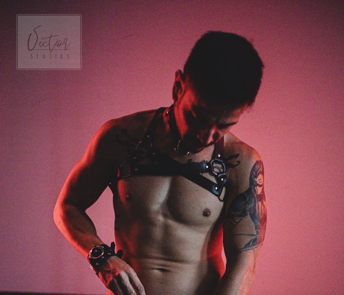 _VectorStudios's tweet photo. Juans first studio shoot!
Talk about steamy!
#vectorstudios #sydneyphotography #boudoirstudio #malenude #leatherboy #gaymodels #maleboudoirmodel #maleboudoir #westernsydneyphotographer #westernsydneyphotography https://t.co/WkIqJgVSPh