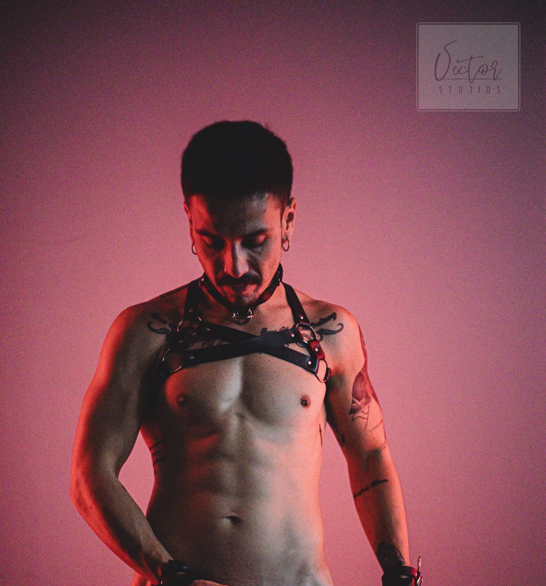 _VectorStudios's tweet photo. Juans first studio shoot!
Talk about steamy!
#vectorstudios #sydneyphotography #boudoirstudio #malenude #leatherboy #gaymodels #maleboudoirmodel #maleboudoir #westernsydneyphotographer #westernsydneyphotography https://t.co/WkIqJgVSPh