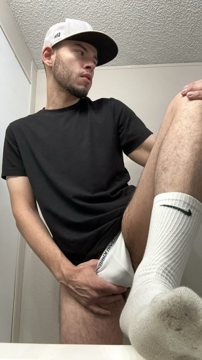 xgjonesxx's tweet photo. Smell my feet 🦶🏽💕😍 https://t.co/JxvTeJgaR8