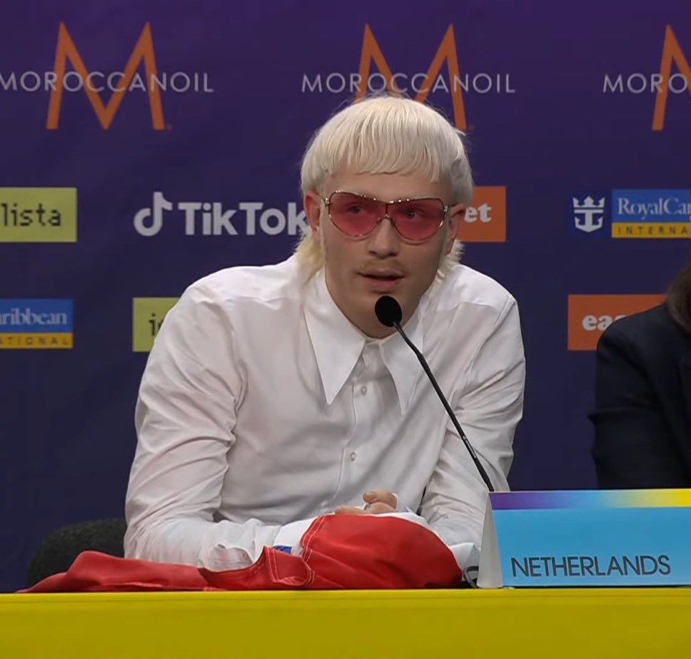 thepolandnews_'s tweet photo. Na tegorocznej Eurowizji Joost Klein został zdyskwalifikowany w dniu finału, co odbiło się szerokim echem na całym świecie. Mówiono o tym, że wokalista dopuścił się czynu, który złamał zasady Eurowizji. Oskarżono go o zaatakowanie fotografki.

Szwedzka prokuratura zakończyła właśnie śledztwo w sprawie domniemanego incydentu. Reprezentant Holandii został oczyszczony z zarzutów. Śledztwo wykazało, że zachowanie artysty nie było motywowane złymi intencjami i nie stanowiło zagrożenia.

Potwierdzono, że artysta faktycznie nie chciał być nagrywany i wykonał odpychający gest, jednak uderzył nie kobietę, lecz jej sprzęt.

Oświadczenie ws. uniewinnienia Joosta Kleina wydała Europejska Unia Nadawców. Jej przedstawiciele wciąż twierdzą, że wydalenie Holendra z konkursu, mimo iż nie złamał on prawa, było w pełni zasadne.