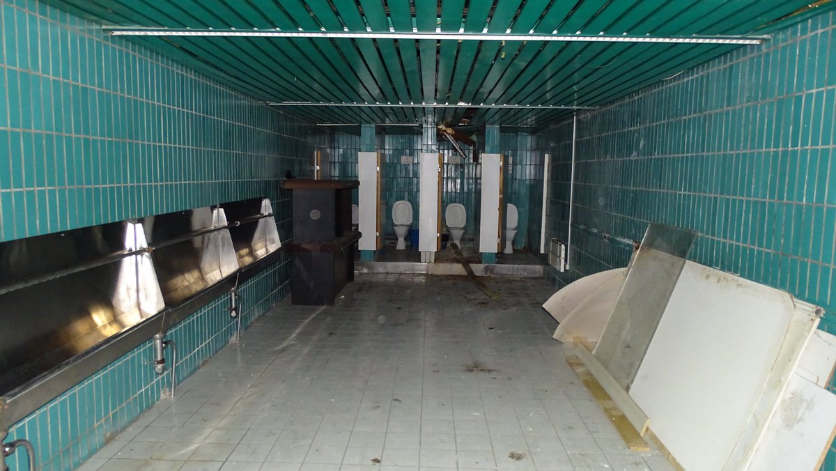 rth1985's tweet photo. Nabij de foyer zijn de toiletten voor de bezoekers te vinden. https://t.co/15Ex59nPJM