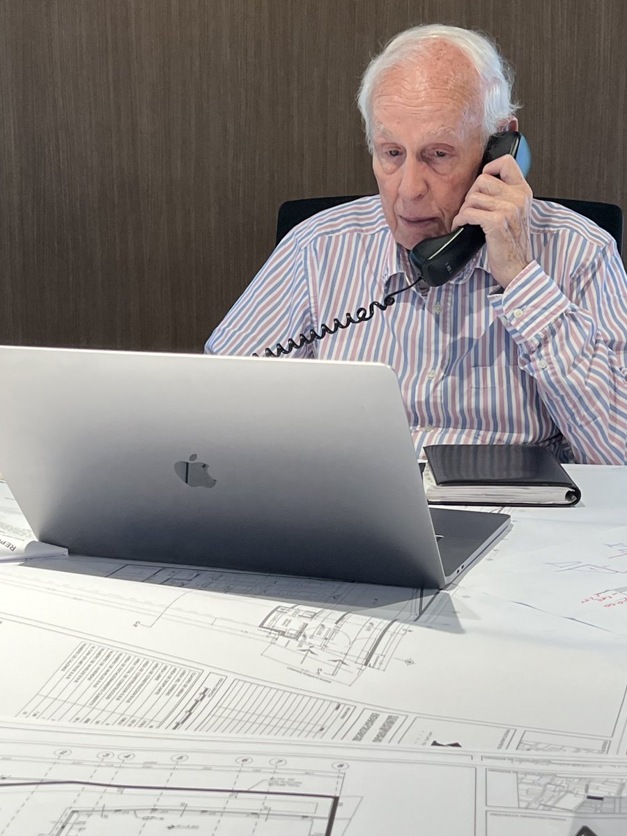 En junta con uno de los ingenieros más picudos de todo el país. Lo considero mi maestro porque cada plática con el deja mucho 🫡