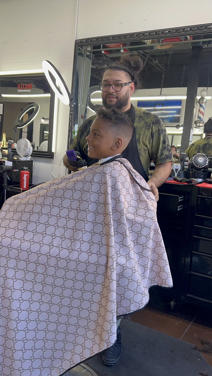 itsbwillis's tweet photo. First Haircut, Baby Boy Ready for The 1st Grade 🥹🧡💈 #KeepingUpWithKannon #Kannonball #DaddyDayKare #Dadication #1stGrader #FirstCut #FreshCut #BarberShop #SacramentoBareberingCompany https://t.co/S0TfWI2RwL
