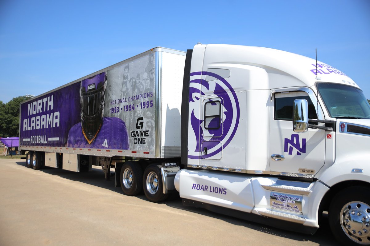 UNAFootball's tweet image. CHECK OUT OUR NEW RIG 💪

We are honored to have this new UNA-branded 18-Wheeler donated by Greg Trapp and Single Source Logistics of Russellville, Alabama!

The wrapping is sponsored by Adidas and Game One and was wrapped by Cre8ive Graphics.

#RaiseTheROAR | #RoarLions 🦁