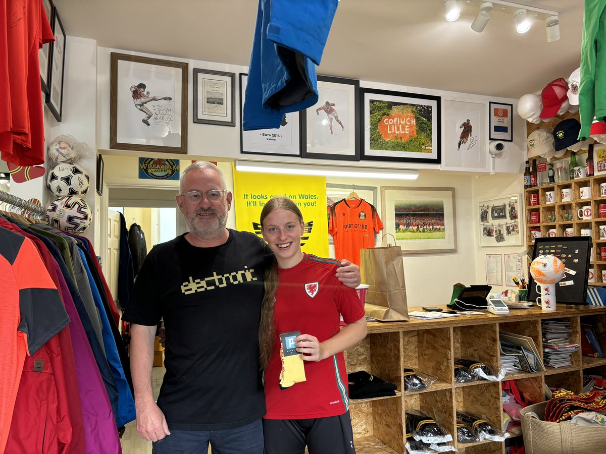 kevin davies (@kevdavies1kevin) on Twitter photo Ar y ffordd i Llyn Bala a stopio i weld Tim yn siop <a href="/spiritof58wales/">TIM WILLIAMS</a> . Diolch am y sgwrs ar atgof hefo <a href="/Annie1Davies/">Annie Davies</a> . Ar y ffordd i Llyn Bala a stopio i weld Tim yn siop <a href="/spiritof58wales/">TIM WILLIAMS</a> . Diolch am y sgwrs ar atgof hefo <a href="/Annie1Davies/">Annie Davies</a> .