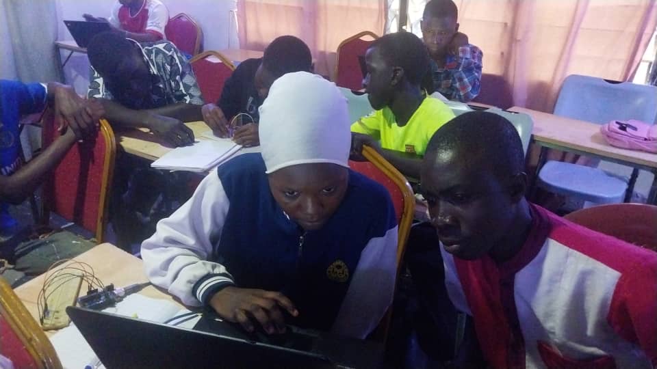 bitcoin_dua's tweet image. Day 2 of week 2 of the Bitcoin Beach Grant for #CodingforDevelopment program in the BItcoin Dua Éducation Center. Coding for traffic lights began and our young developers are rocking it. Keep supporting this project through the link
geyser.fund/project/bitcoi…