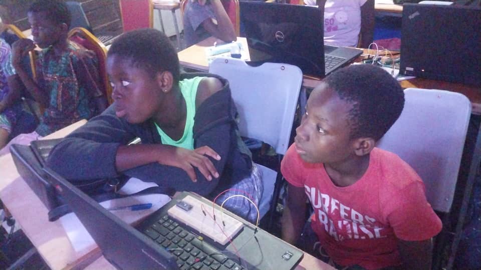 bitcoin_dua's tweet image. Day 2 of week 2 of the Bitcoin Beach Grant for #CodingforDevelopment program in the BItcoin Dua Éducation Center. Coding for traffic lights began and our young developers are rocking it. Keep supporting this project through the link
geyser.fund/project/bitcoi…