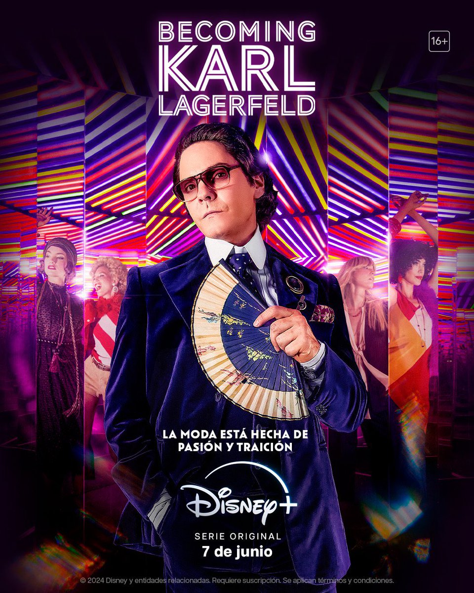 #BecomingKarlLagerfeld serie original, que no olvida hablar de moda. #DanielBruhl es genial. La serie se enfoca en la historia de amor tóxico entre el diseñador #KarlLagerfeld y #JacquesDeBascher, también retrata la patética trastienda de varios iconos de la moda de los 70-80! 🎬