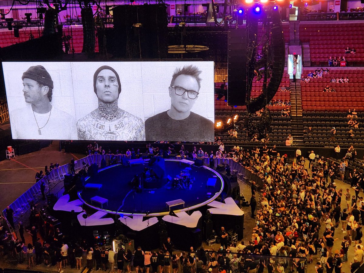 AtomWasHere's tweet photo. My 3rd @blink182 concert tonoght. Let's go!!! https://t.co/4Blw5XDqY3