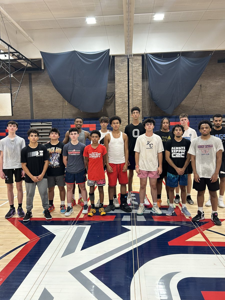 KennedyHoops_'s tweet photo. When the wisdom of the past blends with the energy of the future, legacy's are created #GoKCGaels #KennedyCatholic #CHSAA https://t.co/59NNCDEjKJ