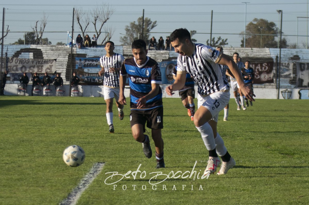 MARTES 13, DERROTA
Atlas perdió duramente con Claypole 3-0, con goles de Coselli y Charles x2.
El "Marrón" no logró hacer pie contra el "Tambero", que lo superó ampliamente.
En un rato, fotos y síntesis en el IG
<a href="/atlasmarron/">Atlas Marrón</a>