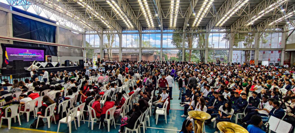 CelsoTeteC's tweet photo. HISTÓRICO. El presidente @petrogustavo inaugura la primera Facultad de Inteligencia Artificial e Ingenierías de América Latina, en la Universidad de Caldas. El mayor presupuesto de educación pública en décadas lo está ejecutando el gobierno del cambio. https://t.co/T5OLWK7dyS