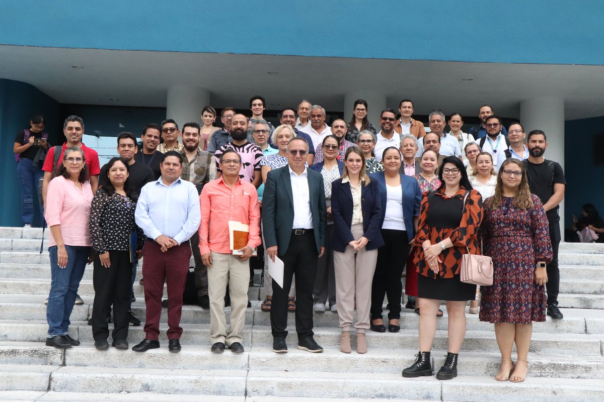 udegcucei's tweet photo. Ellos son nuestros coordinadores de posgrados en #CUCEI, quienes hoy se reunieron con la Coordinación General de Investigación, Posgrado y Vinculación. 🌟👩‍🔬👨‍🔬 

Juntos, seguimos elevando la calidad y excelencia de nuestros programas de posgrado. 📚🎓 https://t.co/y9SzbmajNU