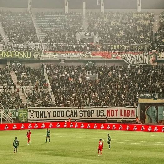 BCS Awaydays Gelora Bung Tomo Stadium 🏟
"Hanya Tuhan yang dapat menghentikan kami, Bukan LIB "💚🦅

#persebaya #persebayafans #persebayasurabaya #persebayaday #bonek #bonita #wani #salamsatunyali  #beritabola #sepakbola #sepakbolaindonesia #liga1 #ligaindonesia #briliga1