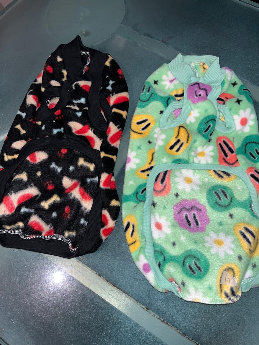 balcanizada's tweet photo. Una señora hace abrigos para perritos a precios re accesibles (3.000 a 5.000 pesos). Cómprenle para los callejeros de sus zonas. Buenos Aires. Difundan. https://t.co/EZfnwZOcec