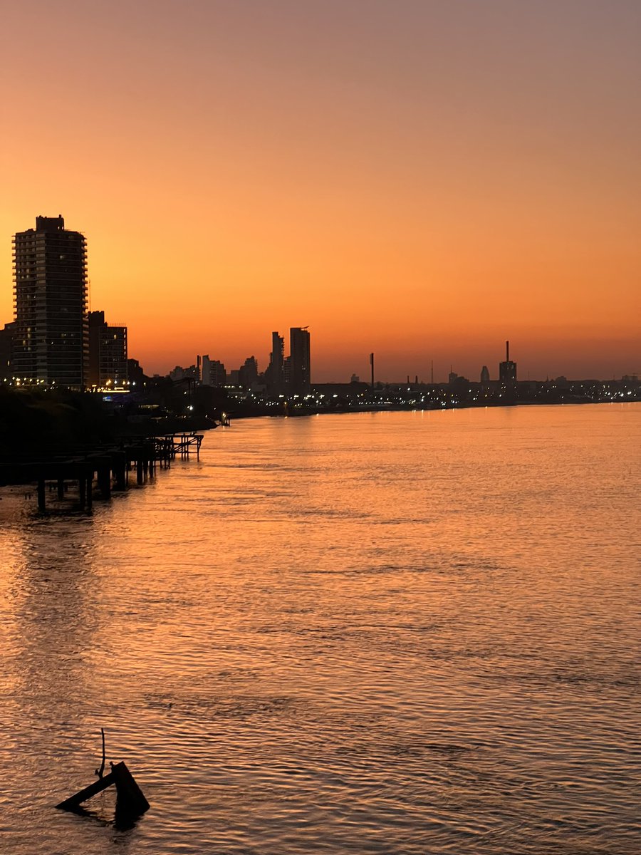 Los martes en mi ciudad atardecen así