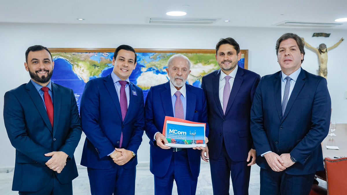 Na agenda de hoje, destaque para a reunião com o presidente <a href="/LulaOficial/">Lula</a>. Tratamos das ações do <a href="/mincomunicacoes/">Ministério das Comunicações</a>, em telecom e radiodifusão, sobretudo para assegurar a inclusão digital dos brasileiros. O fortalecimento da <a href="/Telebrasbr/">Telebras- Telecomunicações Brasileiras S.A.</a> e dos <a href="/correiosBR/">Correios</a> também estiveram na pauta.