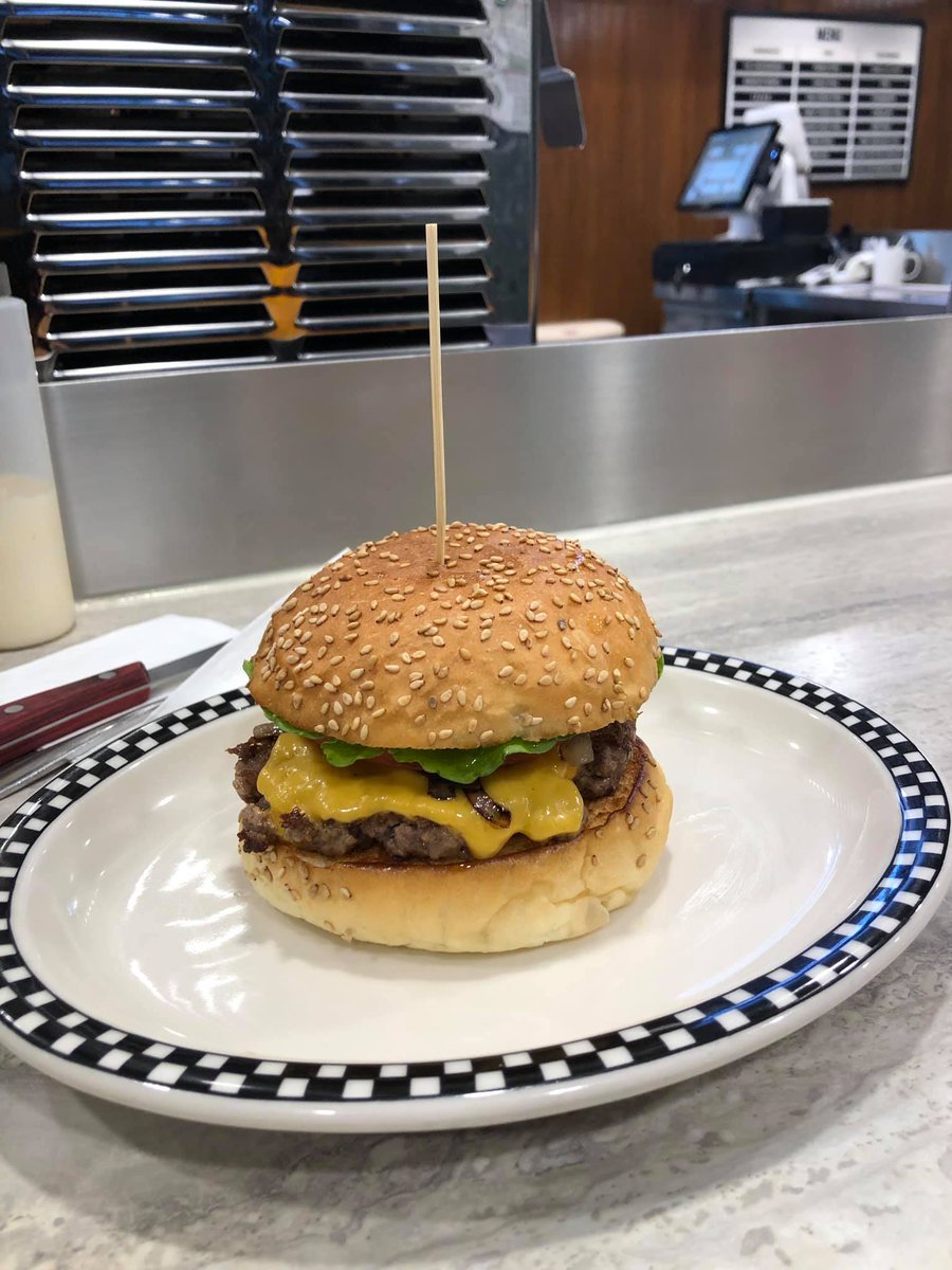 수제버거에 뭔가 꽂혀나오는 이유.
워낙 신선하기 때문에 때때로 패티가 살아서 날뜁니다.
이 때 숙달된 셰프는 패티의 혈을 정확히 찔러 고통없이 패티의 숨을 끊습니다.