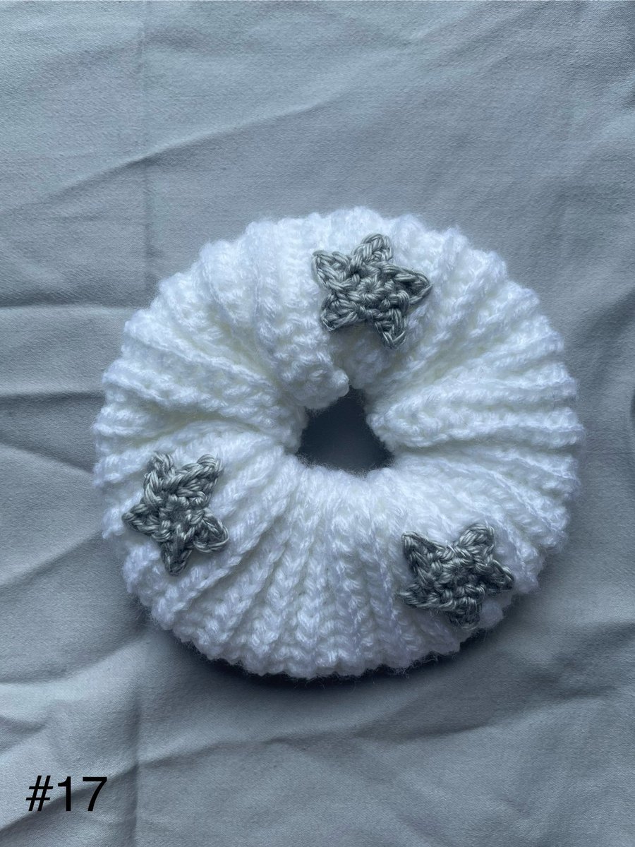 321errorcode's tweet image. #17 folklore cardigan scrunchie

🤍white donut style scrunchie with three grey stars on both sides🩶

$16 + shipping