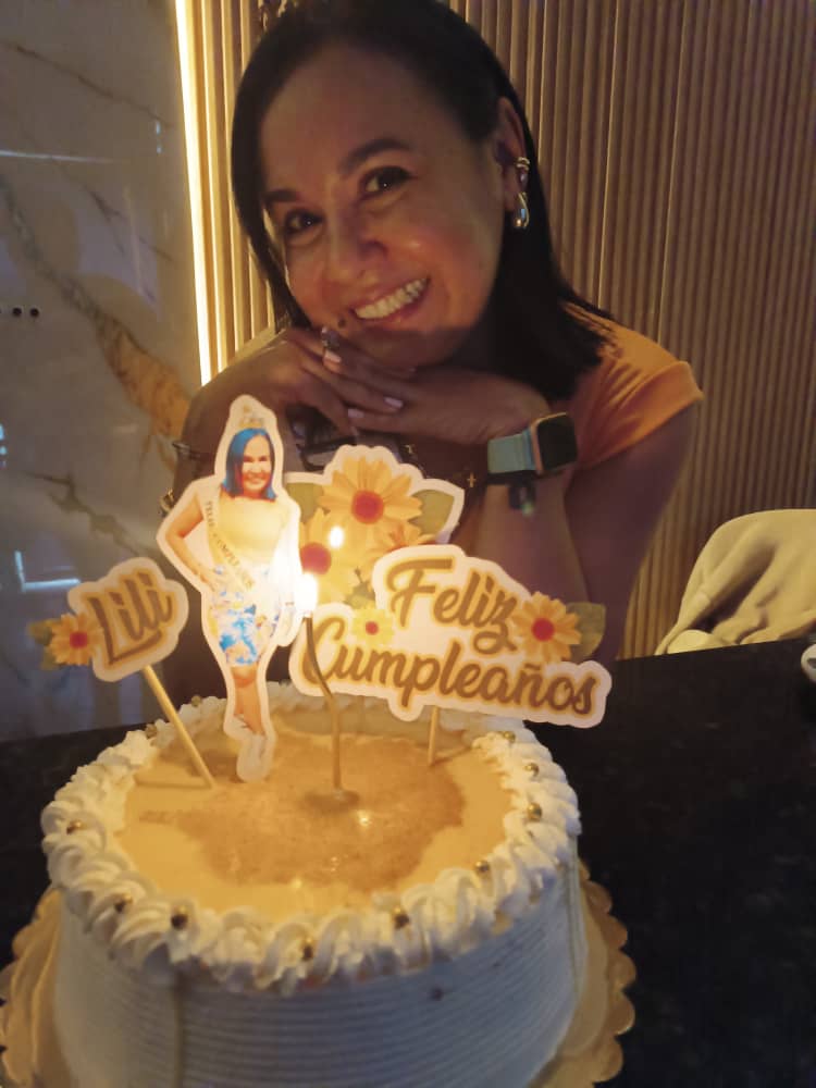 ¡Feliz Cumpleaños a mi! 🎂
Hoy más que nunca desperté agradecida, los días cada vez pasan más rápido. Me encanta la mujer que he logrado a través de estos años, una mujer leal y real, está en una constante construcción, siempre buscándole el lado positivo a la vida. #Lluviade🌻