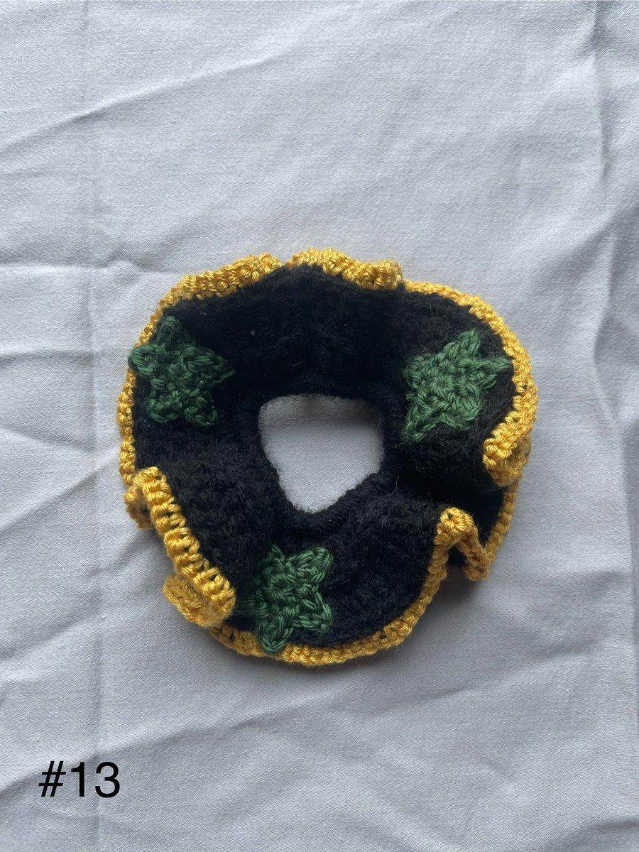 321errorcode's tweet image. #13 reputation cardigan scrunchie 

🖤black ruffle style scrunchie with a gold edge 💛 and three green stars on one side💚

$13 + shipping