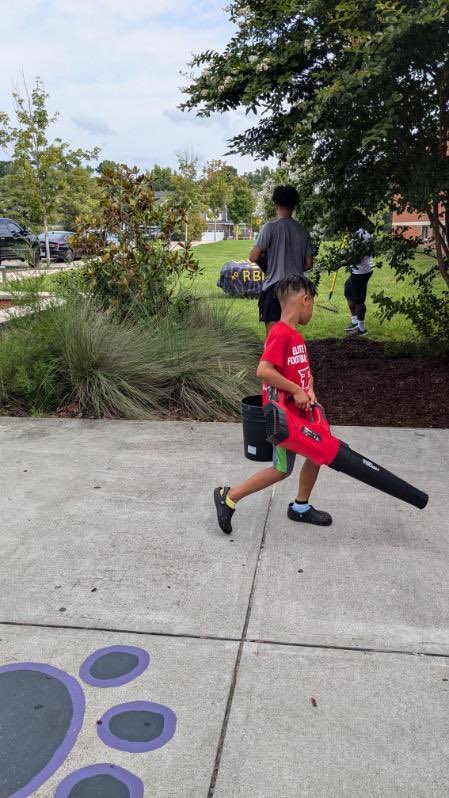 BellMichelleT's tweet photo. Thank you to the @RamsFootballNC @RolesvilleRams  for helping us spruce up around @River_Bend_MS. Servant leadership starts early. #trainthemup #boystomen https://t.co/9ouTTNYWae