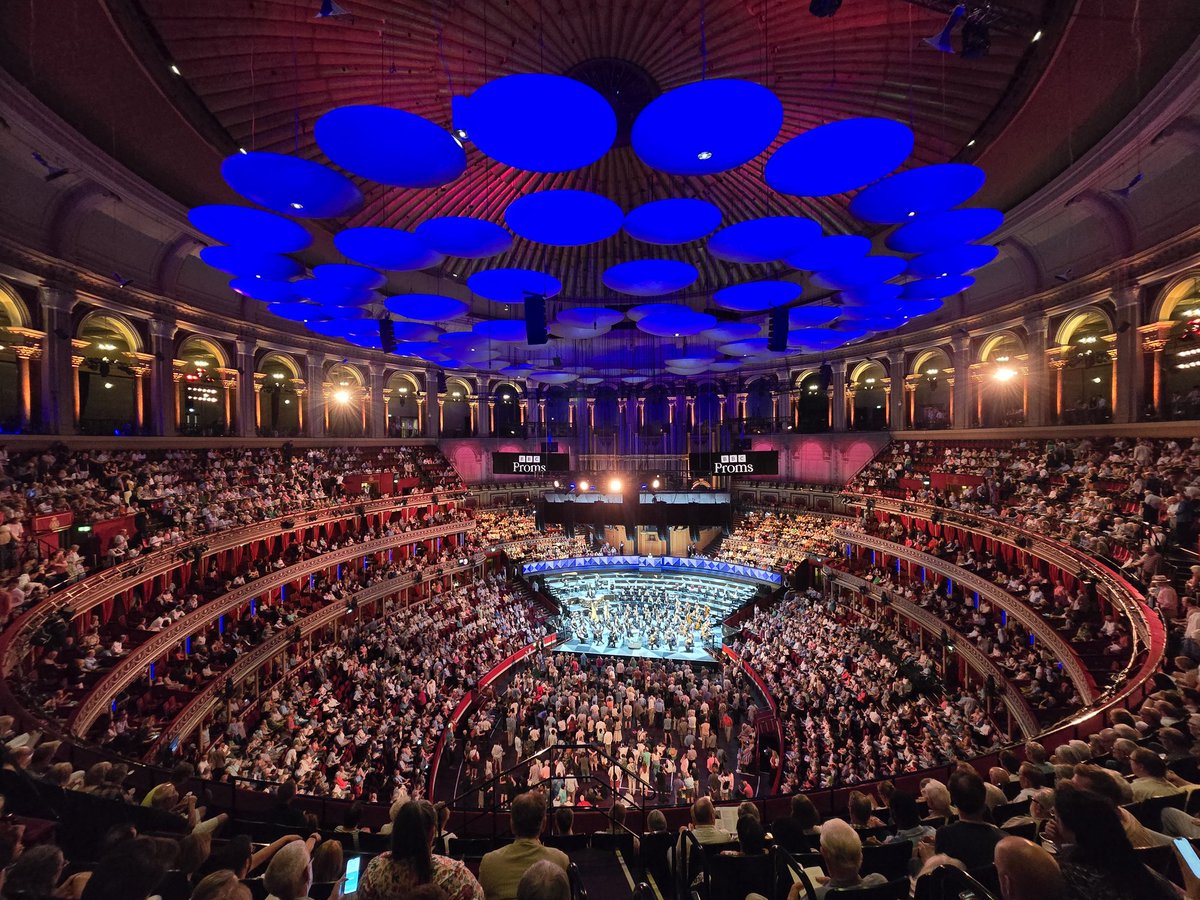 Good to see a packed hall for tonight's Prom concert. Martyn Brabbins sprang a surprise by performing the 1920 version of Vaughan Williams' London Symphony - almost identical to the standard version, but with a few extra bars. A great evening. #bbcproms