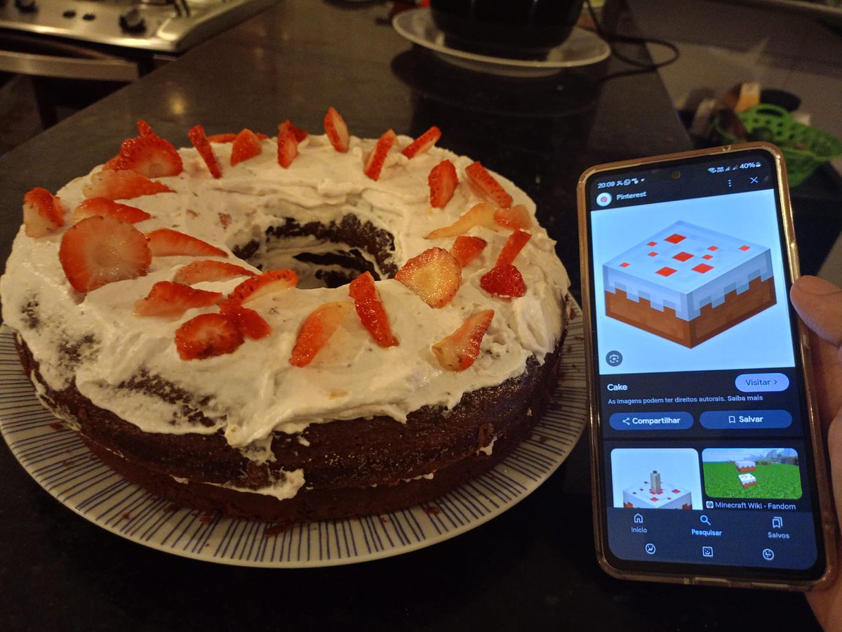 Siiimp_Arts's tweet photo. Minecraft e real. (Bjs pra minha mamis pra quem fiz o bolo! Feliz niver mamis!) #minecraft #minecraftcake #furry #cake https://t.co/pveh6O7F5u