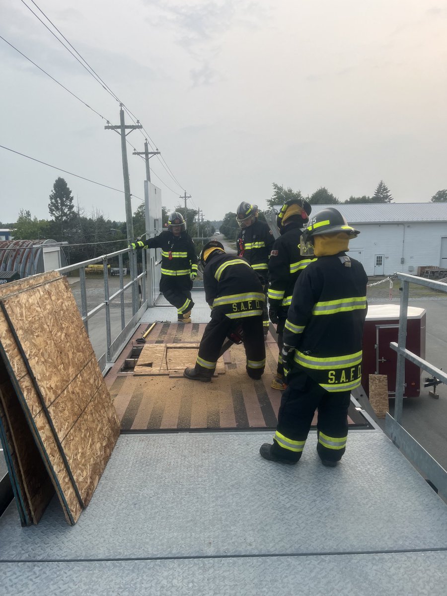 StAndrewsFire's tweet photo. Members are doing a little bit of training tonight. https://t.co/ZJ0QRZVKDX