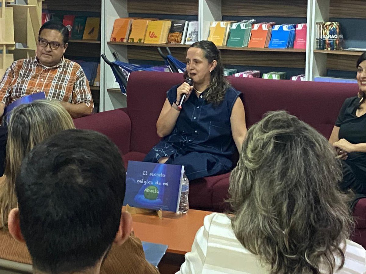 dizazaga's tweet photo. El viernes anterior tuvimos una tarde noche preciosa en la librería Mariano Azuela de @CulturaJalisco. Las autoras del libro ilustrado infantil, El secreto mágico de mi abuela, @cin_uribe y July Fernández estuvieron platicando con el publico sobre el proceso de hechura  del libro https://t.co/BrIDy1RL22