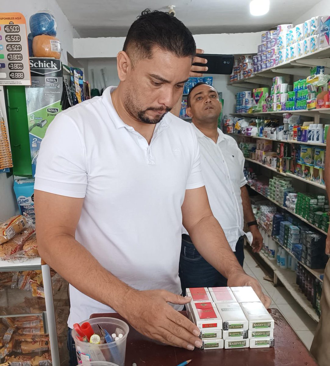 GobCordoba_'s tweet photo. Nuestro grupo #Anticontrabando realizó operativos de control en 44 establecimientos comerciales de #Cotorra y #SanPelayo, incautando varias cajetillas de cigarrillos de contrabando de diversas marcas.🔎
Seguimos firmes con los operativos de control y vigilancia.
#ALoLegal https://t.co/ZxLcjjGqtW