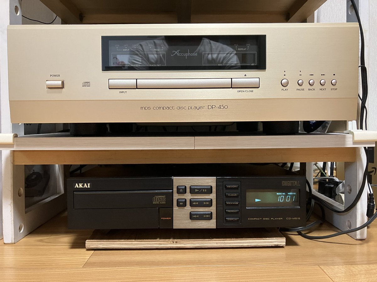 G32B1's tweet photo. いつの間にか #Accuphase DP-450 から「メインの座」を奪ってしまった #AKAI CD-M515 です。
なんの飾りも無い直接的な表現が、CD-M515の生命線だと思っております。現状DP-450は、Bluetoothレシーバーからの光デジタル信号をアナログ変換する役目を主に担っております。
#DP450
#CDM515 https://t.co/4RKSQPgnFU