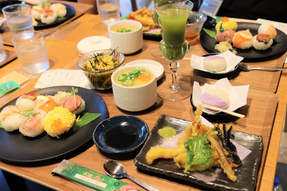 asamyu_official's tweet photo. \特別展Ⅲ見どころ-番外編③-/
あさみゅーのミュージアムカフェ「#CARAMON」でも、今回の特別展Ⅲに合わせたコラボメニュー「#花開く鞠庭」をご提供しています🍚
かわいい #手まり寿司 や、本展イメージカラーの緑を使った豪華なメニューになっています!
ぜひこの機会にご賞味あれ🤤 https://t.co/HuaamOgFFH