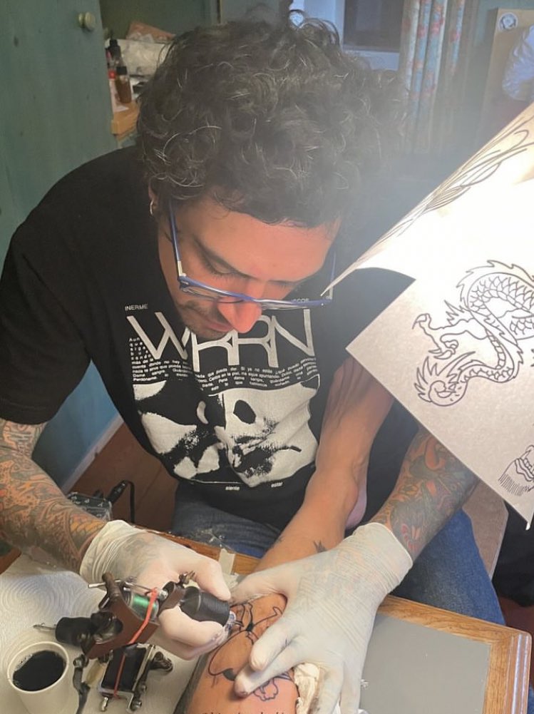 que hacen viejis, en breve anunciaremos un par de shows fuera del país y también un show en caba con el fin de amortiguar parte de los gastos del viaje. porque si, somos una banda independiente y jugar a la banda es carísimo.
pd: foto de leito tatuando con la de wrrn, besos💋💋💋