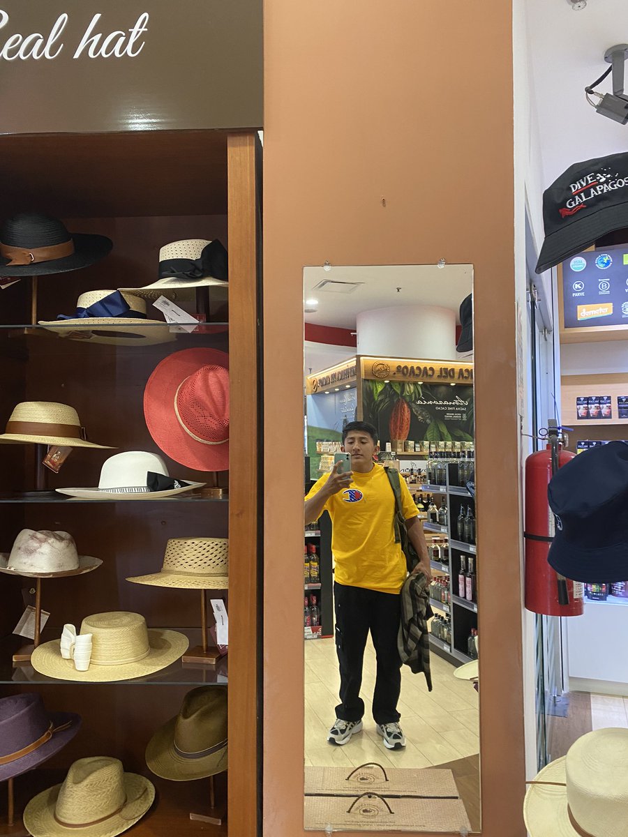 lino_lino7's tweet image. Y en mi vida me imaginé montarme en un avión a los 20 años, que felicidad estar cumpliendo un sueño! 🙏