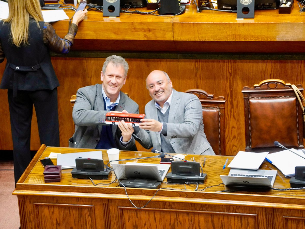 Muy emocionado. ¡Aprobamos la ley que establece una nueva estructura de subsidios para el transporte público!
Esto marcará un antes y un después en nuestras regiones, que contarán con recursos enfocados en modernizar sus sistemas de transporte y flotas.
Les cuento cómo: 

🧵1/6