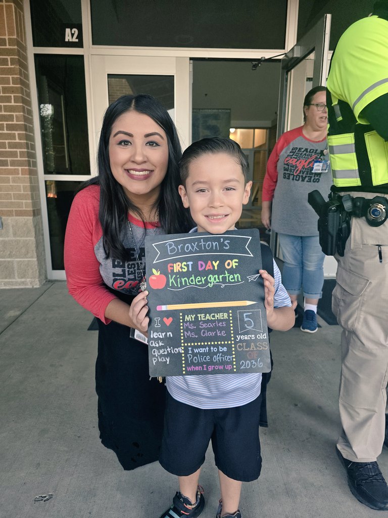 krn_watson's tweet photo. What a wonderful morning it was to watch my son embark on his elementary school journey! @LewisvilleISD We are a proud Eagle family! @IndependenceES Thank you @Laura_Sherer1 for welcoming us!!! https://t.co/AHfGMJ2LKQ