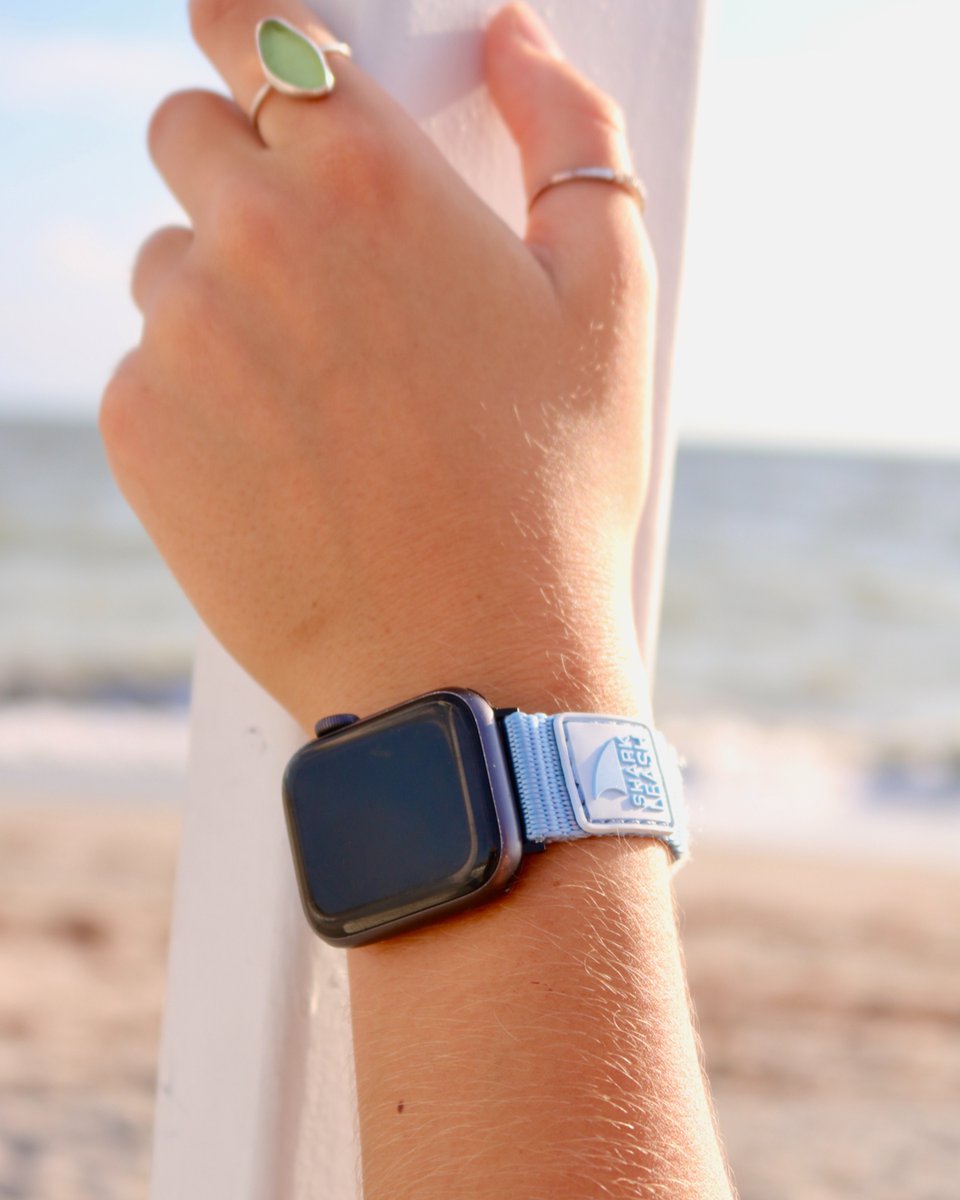 freestyle_watch's tweet photo. Transform your Apple Watch™ with a splash of coastal charm! 🌊 The Freestyle Apple Strap Sky brings an all-blue vibe with iconic shark leash patches and a secure hook-and-loop closure ⌚🦈 #applewatchstraps #wildwood #summerstyle #applewatchstrap https://t.co/QWO2dVEjKH https://t.co/9xn8I0uCCQ