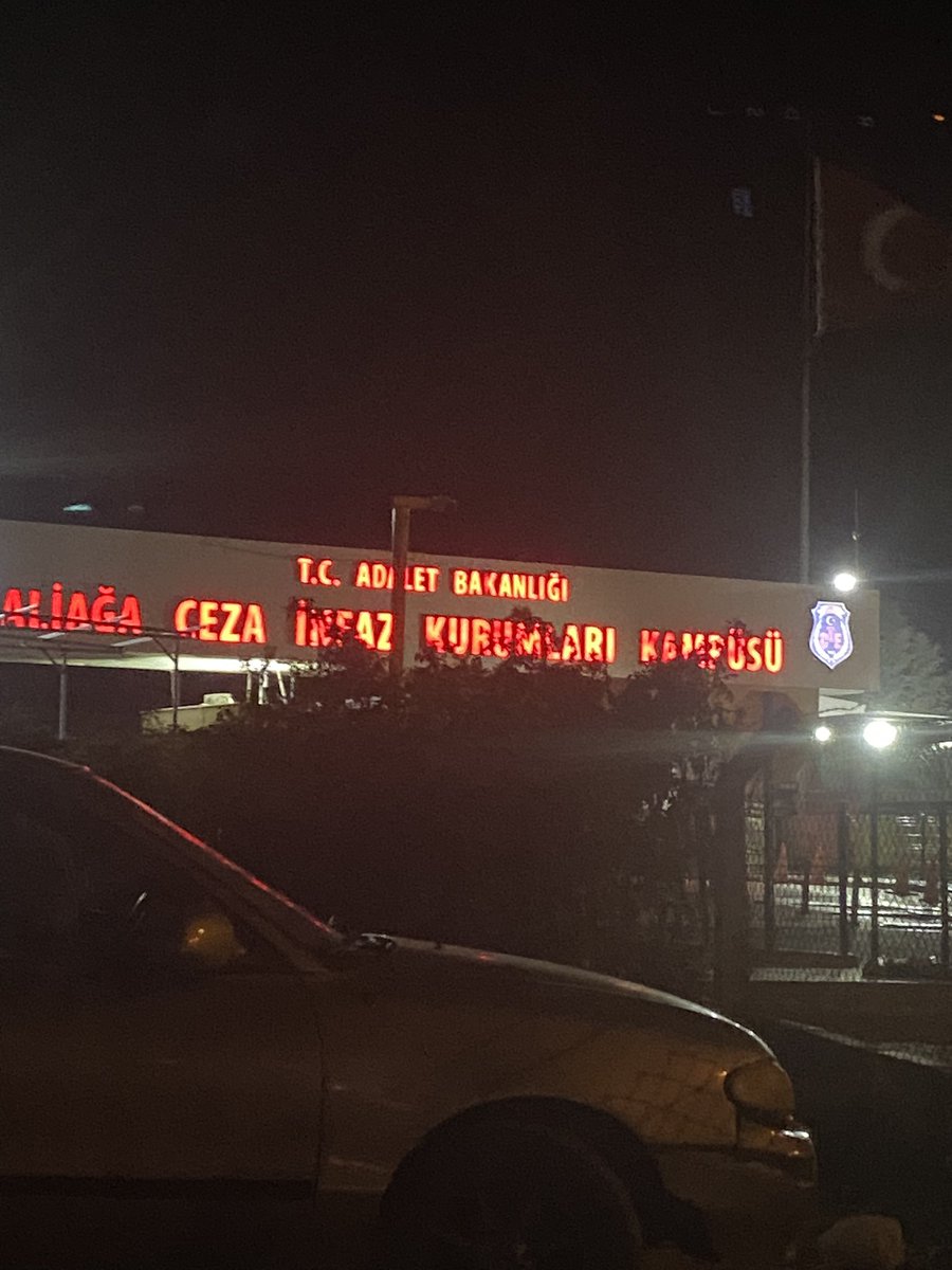 aBeHukuk's tweet photo. Zafer Partisi Genel Başkanı Sayın @umitozdag  ın talimatı ve Genel Başkan Yardımcımız Sayın  @SevdaGulTuncer in bilgilendirmeleri ile tutuklu olarak Şakran Cezaevinde (Aliağa Ceza İnfaz Kurumu) bulunan Dilruba K. yı ziyaret ettim. Az önce de cezaevinden ayrıldım. 
📌Genel Başkanımız @umitozdag ın, Genel Başkan Yardımcımız @SevdaGulTuncer in ve İzmir İl Başkanımız @nasitbirguvi nin selam ve destek mesajlarını kendisine ilettim. 

📌Dilruba hanımı merak edenler için kısa bir bilgi de vereyim. Kendisinin morali oldukça iyi durumda. Dilruba hanım  tam bir Atatürkçü ve dimdik bir Türk kadını.  

📌Zafer Partisi olarak bu zorlu süreçte Dilruba hanıma hukuki desteğimizi  vereceğiz. Yarın tutuklama kararına itiraz ederek sürece başlıyoruz. 
En yakın zamanda aramızda olacağını umuyorum.

@umitozdag 
@SevdaGulTuncer 
@nasitbirguvi 
@zaferpartisi 
@ZaferPartisi_35 
#DilrubaSerbestBirakilsin