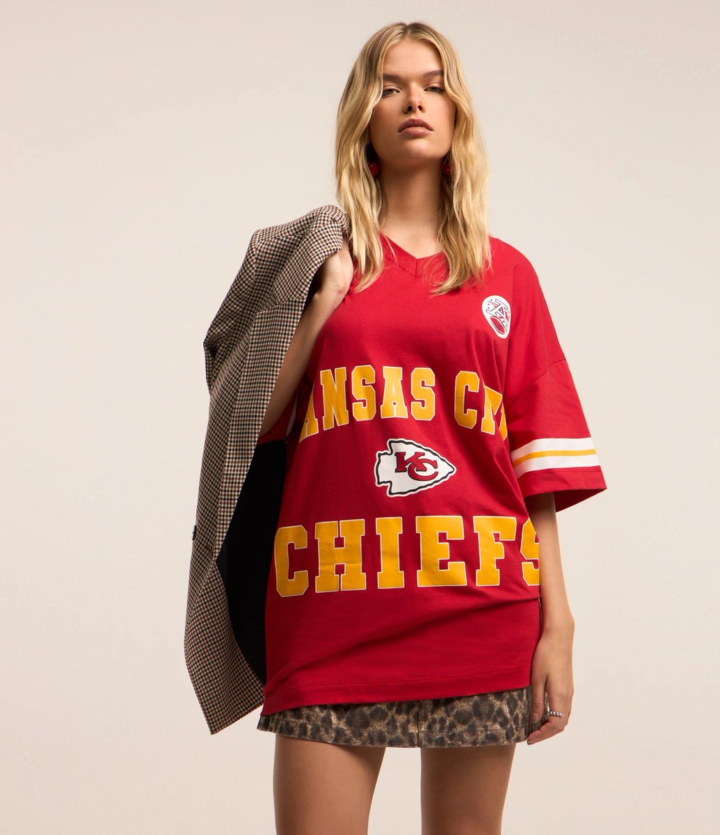 e a renner que meteu uma camiseta do chiefs muito swiftie