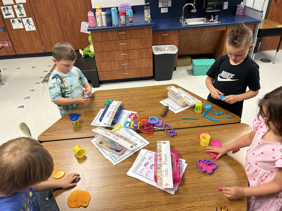ms_miller23's tweet photo. Everyone needs a play-doh break after working hard in science! @StoryFalcons https://t.co/wZDxq1AfK0