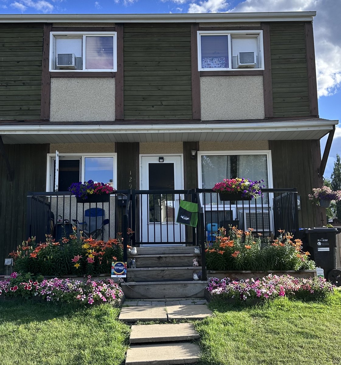RMWoodBuffalo's tweet photo. Have you spotted any Nominate Your Neighbour signs around the #RMWB? There's still time to nominate a beautiful floral display at a home or business on your street! Submit a nomination at https://t.co/WgYboQjwh0 by Aug. 17 and give your neighbour a π #YMM #CommunitiesInBloom https://t.co/eak3LhGTew