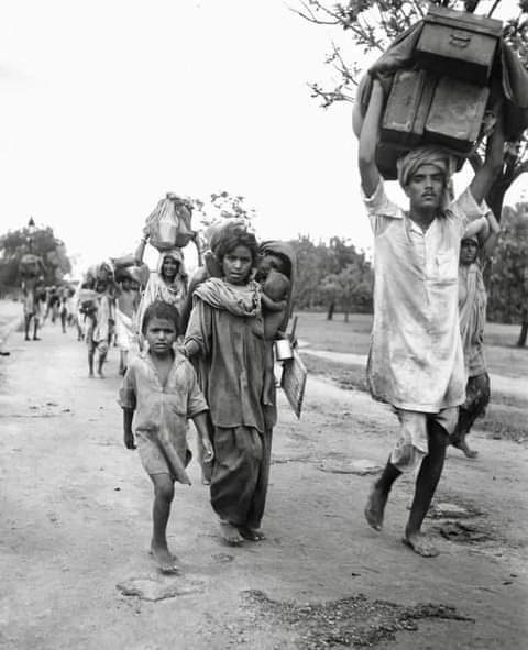 وہ جنہوں نے پرخار رستوں پر بوجھل جسموں زخمی قدموں سے لاالہ الااللہ کے نام پر ہجرت کی تھی انکے مقصد سے نظریے سے جہود سے خون سے شہادتوں سے غداری کرنے والے آج یوم آزادی منارہے ہیں۔