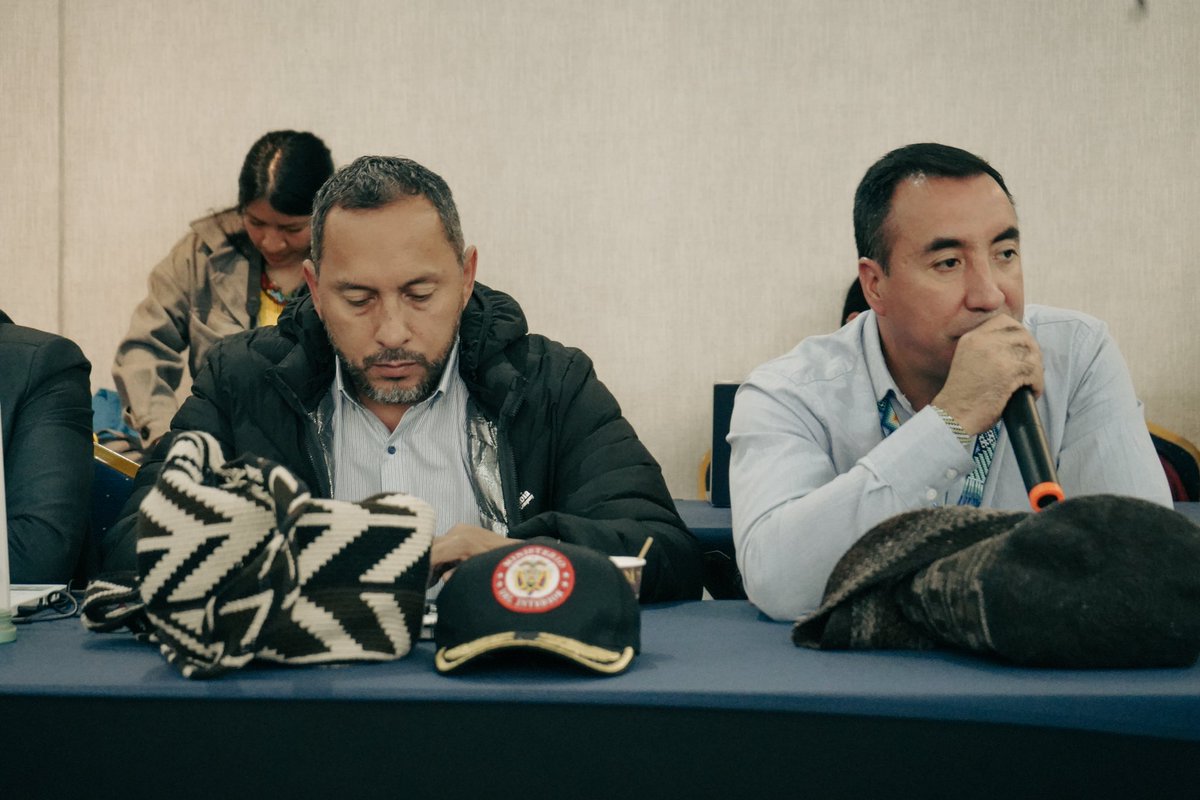 MPCindigena's tweet photo. #InformativoMPC| Con el saludo del Secretario Técnico de la Mesa Permanente de Concertación (MPC) Paulo Estrada Añokazi y las palabras del Viceministro Gabriel Rondon, esta mañana se retomó la sesión #5 de la MPC. La instalación oficial fue realizada por el Gobierno Indígena y el Gobierno Nacional.
🚨 Las autoridades indígenas han hecho un llamado de atención al Gobierno Nacional, representado por el Viceministro del Interior, debido a la ausencia de las delegaciones de las entidades públicas necesarias para abordar los temas propuestos en la agenda y cumplir con el quórum requerido.
🔍 Para avanzar con la sesión, se discutió el Protocolo De Registro De Comunidades Indígenas Y De Sus Cabildos O Estructuras De Gobierno Indígena En Contextos Urbanos con la Dirección de Asuntos Indígenas Rom y Minorías del Ministerio del Interior. Como resultado, se logró la concertación de los disensos y la unificación del protocolo, y se espera establecer el mecanismo jurídico necesario para su implementación.
💼 En la tarde, se abordó la discusión sobre el Fondo Cuenta para el Buen Vivir, destacando la viabilidad institucional y la resolución de las recomendaciones y preocupaciones técnicas del Departamento Nacional de Planeación (DNP) y el Ministerio de Hacienda. Se espera la aprobación y concertación del instrumento para la puesta en marcha de este fondo durante este día.
Además, continuamos con el diálogo Gobierno a Gobierno para abordar temas relacionados con las Entidades Territoriales Indígenas (ETIs), la actualización de la ruta metodológica de la Consulta Previa Libre e Informada del Capítulo Indígena del Plan Nacional de Culturas, el seguimiento a los acuerdos con el Pueblo Nukak y algunos puntos claves de la política pública integral de mujer, familia y generación, así como otros trámites legislativos que se han avanzado junto con la Comisión Nacional de Mujeres Indígenas y Congresistas Indígenas.