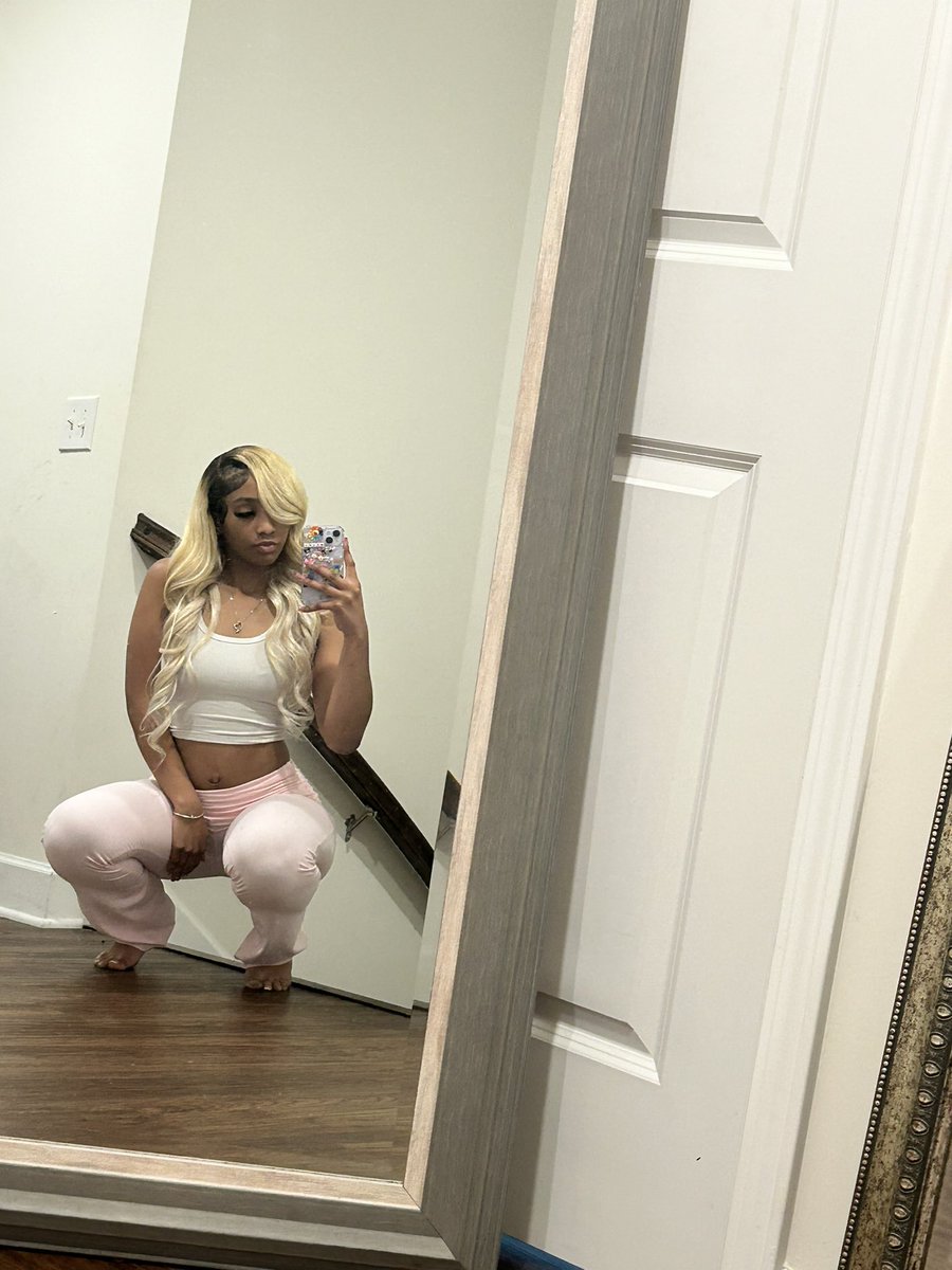 MsRubberbandOG's tweet photo. Bi*tch We Can Catch a Vibe 💳🩷 https://t.co/G6JvkEFr7B