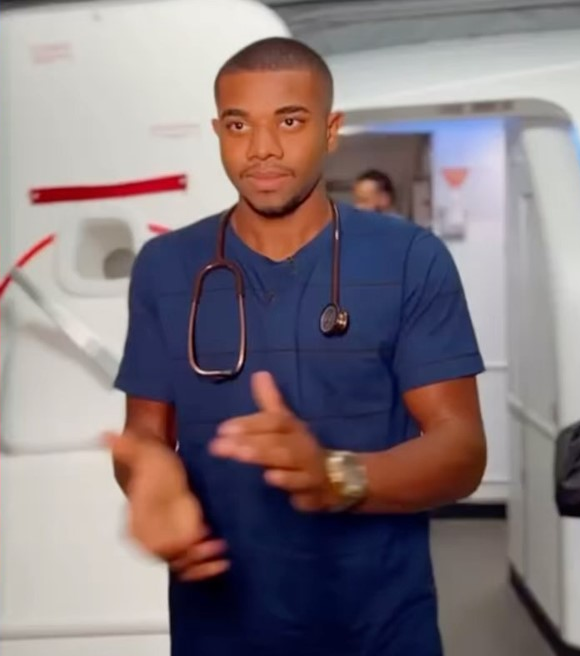 centralreality's tweet photo. Davi Brito revela em podcast que DESISTIU de estudar medicina:

"Acho que todo mundo tem o direito de mudar e ninguém vai ser julgado por mudar a rota. Eu saí campeão do BBB 24, os planos antes eram de ser doutor. É um sonho que eu carrego comigo, mas acho que todo mundo tem o direito de mudar".