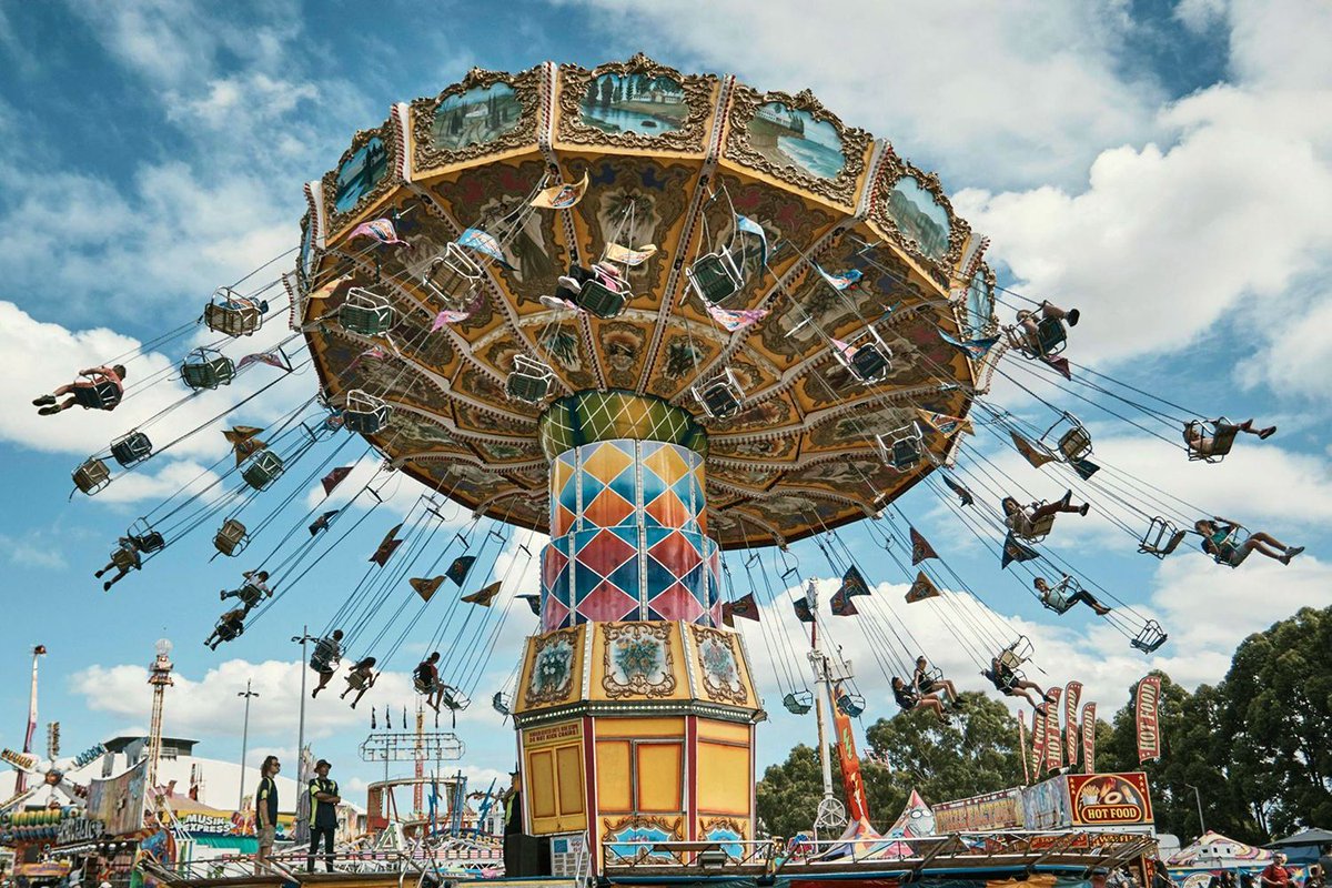 James_Hawke1's tweet photo. A large spinning thing will impart a centrifugal force to you and hold you to the inside walls of a container OR else throw you violently OFF IT if you were hapless enough to be stranded on the outer.😀👍

#RealPhysics https://t.co/9u21qSizxV